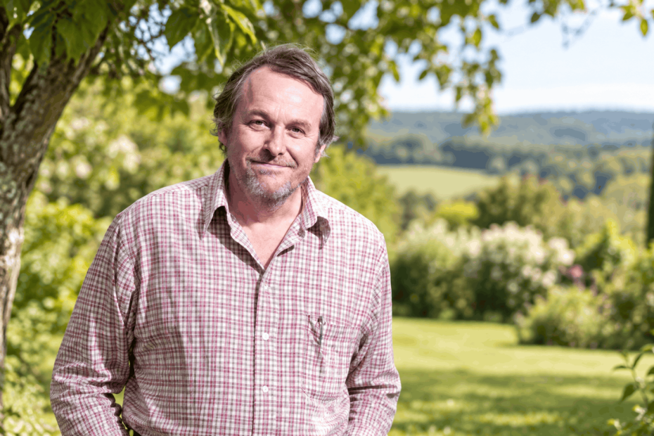 Portrait d'Eric Bruillard, fond agrandi par IA